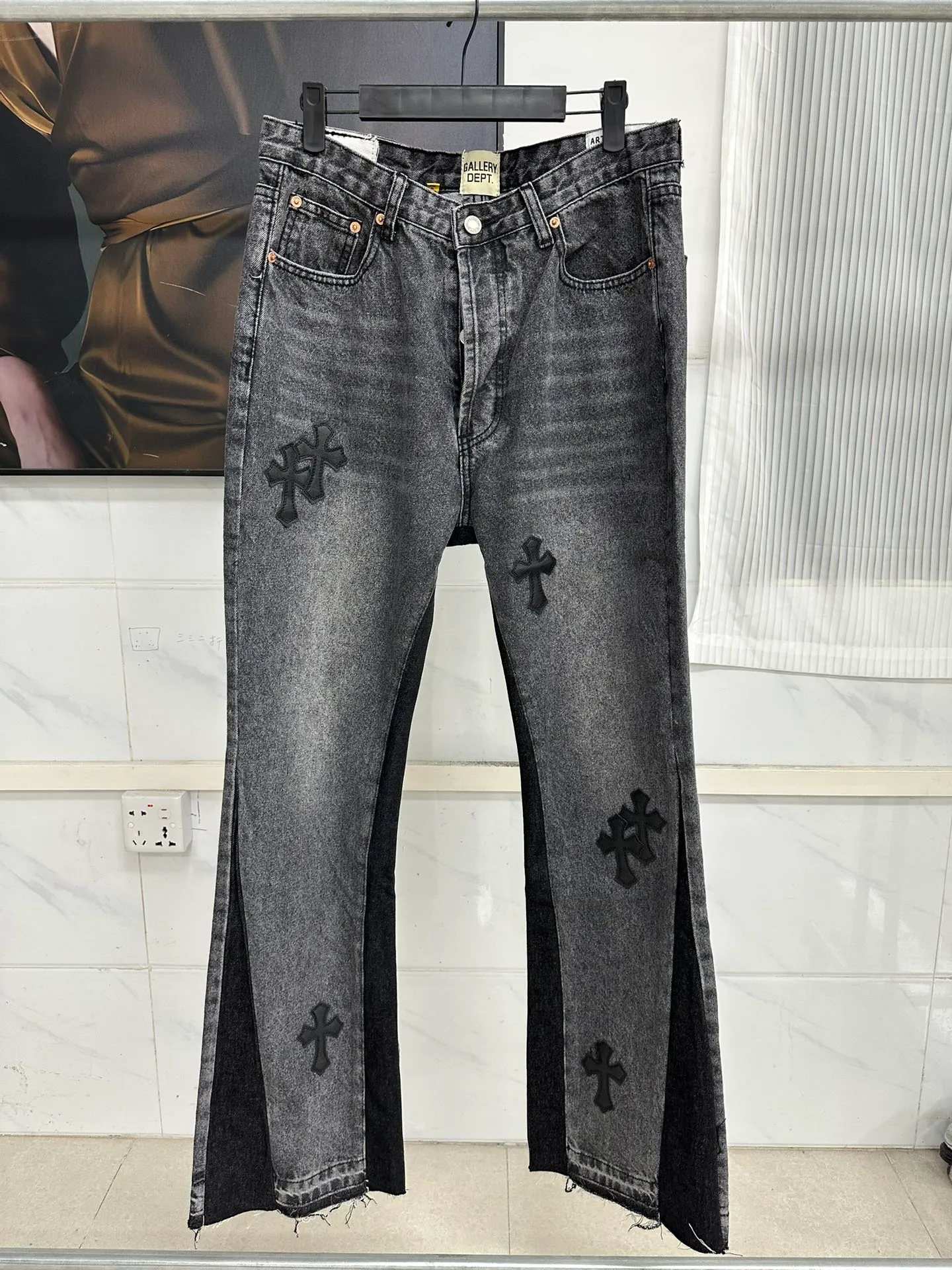 #8102 P260💰 Independent GALLERY DEPT. Vintage splicing black and gray snowflake pattern cross loose washed flared jeans - truly restore the ultimate texture of Vintage - original hardware accessories washed and other elevators, QR code analysis are all purchased from the original factory, high degree of restoration, welcome to compare with a certain product~ - three-dimensional version loose and comfortable, not picky about the figure, tall and slim, factory Seiko, original factory quality control, same style for men and women, can be matched with couples, versatile recommendation Essential jeans for all seasons - sizes: 28 30 32 34 36